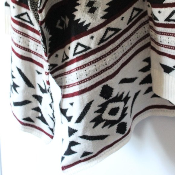 Bobeau Aztec Printed Sweater - Picture 4 of 6